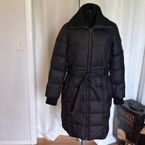 Heavy down feather coat medium black fitted waist with tie logo